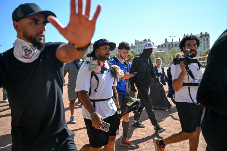 Les streameurs Byilhan et Nico marchent à Lyon, le 18 septembre 2025 dans le Rhône