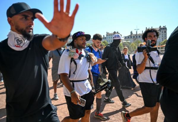 Les streameurs Byilhan et Nico marchent à Lyon, le 18 septembre 2025 dans le Rhône