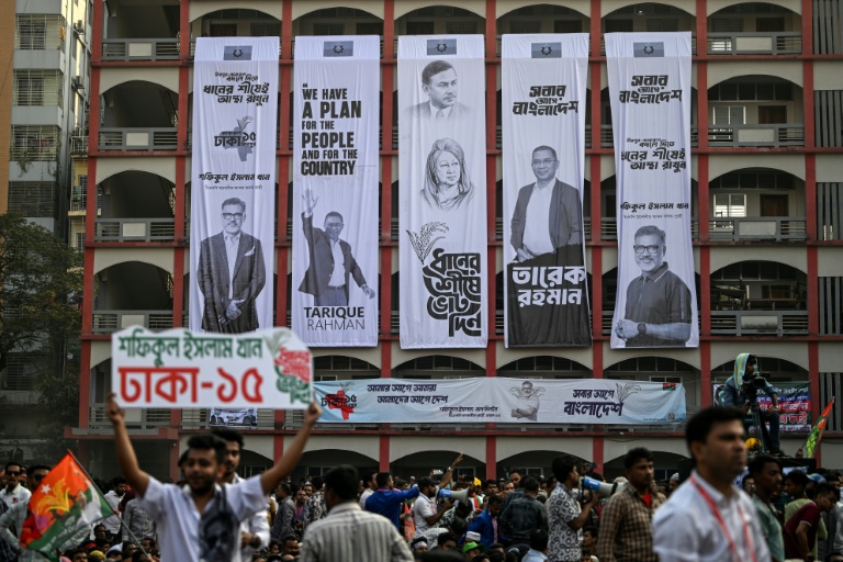 Des banderoles électorales sont accrochées à la façade d'un immeuble lors d'un rassemblement du Parti nationaliste du Bangladesh (BNP) avant les élections générales du pays à Dhaka, le 8 février 2026