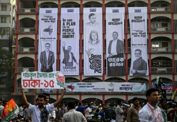 Des banderoles électorales sont accrochées à la façade d'un immeuble lors d'un rassemblement du Parti nationaliste du Bangladesh (BNP) avant les élections générales du pays à Dhaka, le 8 février 2026