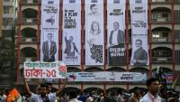 Des banderoles électorales sont accrochées à la façade d'un immeuble lors d'un rassemblement du Parti nationaliste du Bangladesh (BNP) avant les élections générales du pays à Dhaka, le 8 février 2026