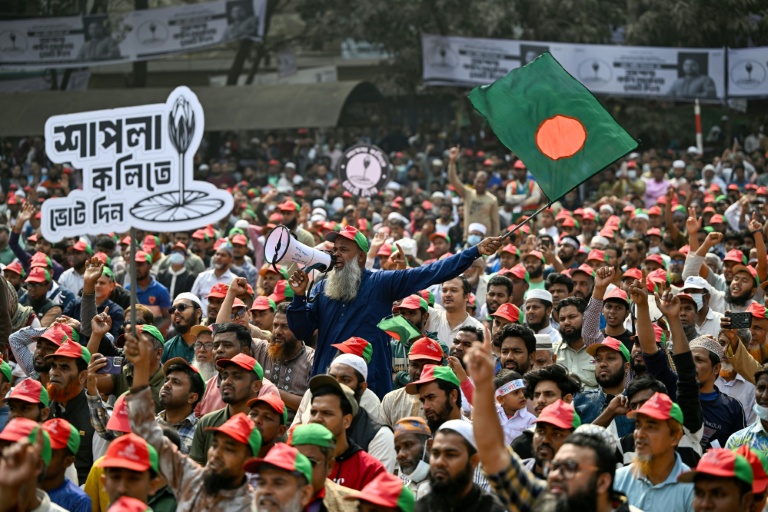Les partisans de la coalition dirigée par le parti Jamaat-e-Islami brandissent le drapeau national du Bangladesh lors d'un rassemblement avant les élections générales du pays à Dhaka, le 8 février 2026