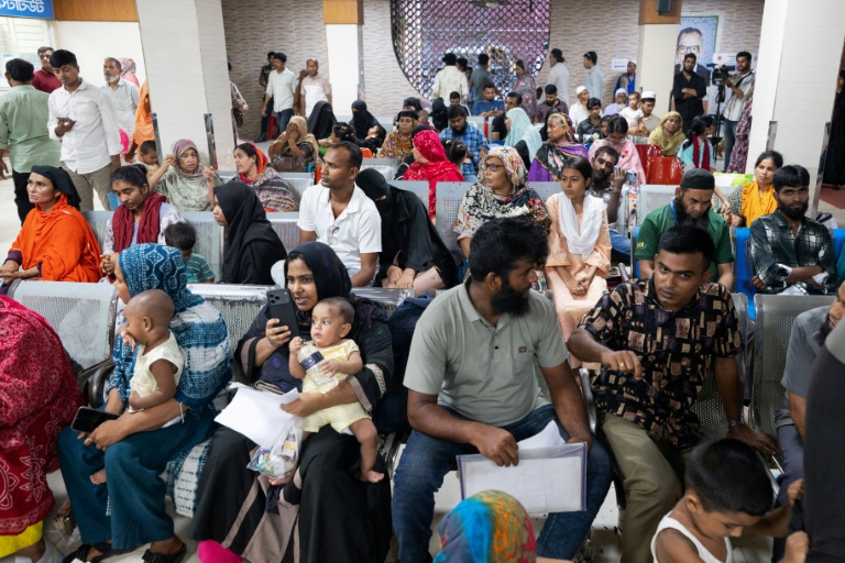 Des parents attendent avec leurs enfants à l'hôpital Shishu de recevoir un traitement contre la rougeole, le 3 septembre 2026 à Dacca, au Bangladesh