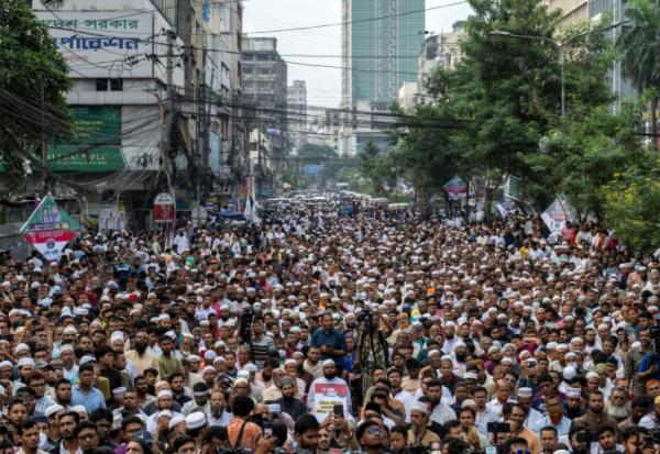 Des milliers de personnes réunies le 5 septembre 2026 à Dacca, point de départ d'une manifestation en direction de la ville portuaire de Chittagong (sud) pour dénoncer les pénuries persistantes de gaz, d'électricité et d'engrais au Bangladesh