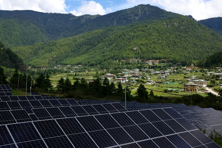 Des panneaux solaires dans la centrale solaire de Dechencholing, dans la capitale bhoutanaise, Thimphou, le 30 août 2026