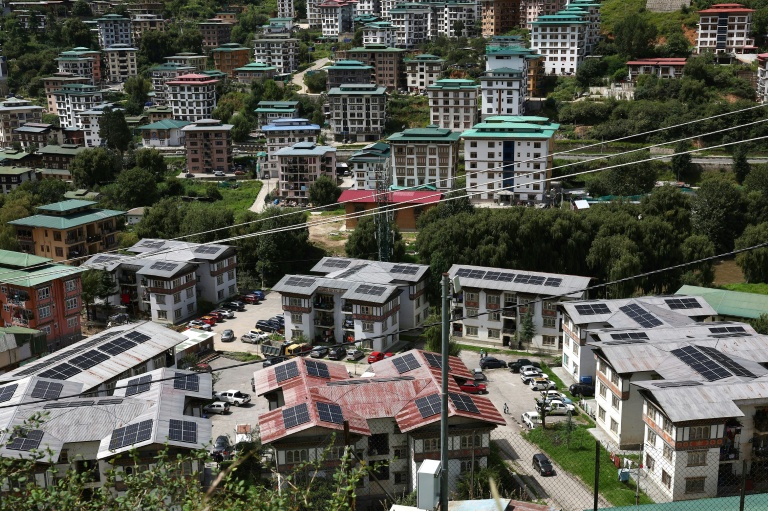 Des panneaux solaires installés sur les toits de bâtiments de la capitale bhoutanaise, Thimphou, le 30 août 2026