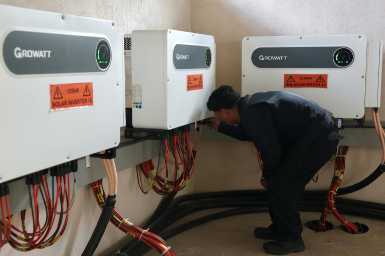 L'ingénieur principal Rinzin Galley contrôlant des onduleurs solaires dans une salle de contrôle du site de l’entreprise Norion Renewable Energy, dans la capitale bhoutanaise, Thimphou, le 30 août 2026