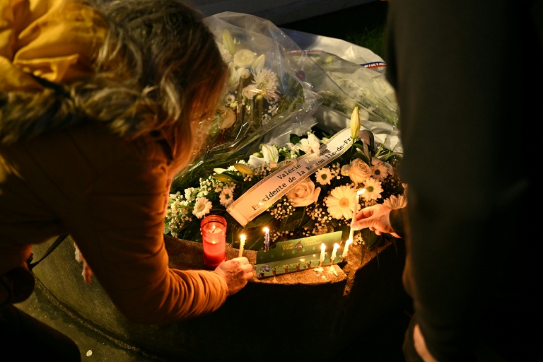 Des bougies en hommage à Dan Elkayam, victime de la fusillade sur la plage de Bondi à Sydney, au Bourget en Seine-Saint-Denis le 16 décembre 2025