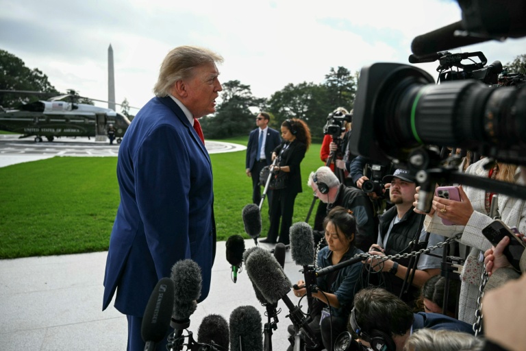 Le président américain Donald Trump répond aux questions des journalistes avant de monter à bord de Marine One, sur la pelouse sud de la Maison Blanche, le 16 octobre 2026 à Washington