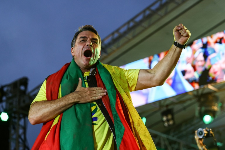 Le sénateur de droite et candidat du Parti libéral (PL) à la présidentielle, Flavio Bolsonaro, lors d'un rassemblement avant le second tour de l'élection, le 14 octobre 2026 à Porto Alegre, au Brésil