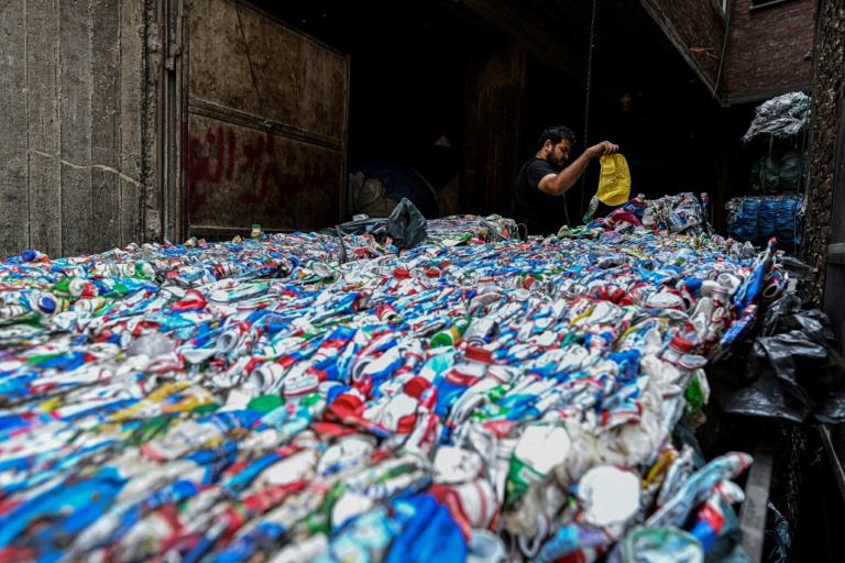 Un ouvrier égyptien conditionne du plastique destiné à être recyclé dans une usine de la 