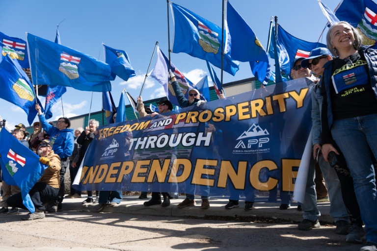 Des militants séparatistes de l'Alberta rassemblés devant les locaux d'Elections Canada pour déposer une pétition demandant la sécession de cette province, le 4 mai 2026 à  Edmonton (Canada).