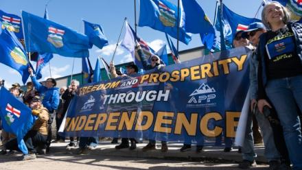 Des militants séparatistes de l'Alberta rassemblés devant les locaux d'Elections Canada pour déposer une pétition demandant la sécession de cette province, le 4 mai 2026 à  Edmonton (Canada).