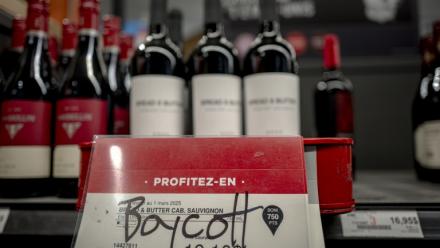 Un graffiti appelant au boycott d’un vin américain dans un magasin d’alcool à Montréal, au Canada, le 3 février 2025