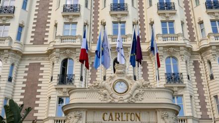 Dans son métier, le "non" est "impossible", explique Jean-François Pomares, employé au Carlton de Cannes depuis 1987