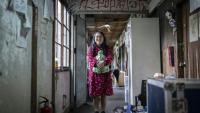 L'étudiante Masako Ueda, résidente du Foyer Yoshida de l'université de Kyoto, dans un couloir avec sa peluche préférée, une tortue, le 4 février 2026 au Japon