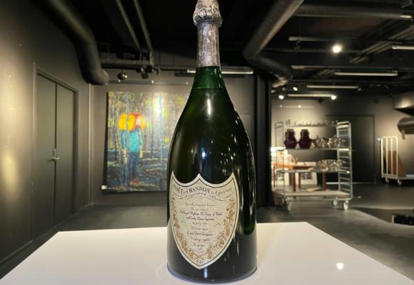 Une magnum de champagne servi lors du mariage de la princesse Diana et du prince Charles en 1981, exposé près de Copenhague le 28 novembre 2025