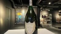 Une magnum de champagne servi lors du mariage de la princesse Diana et du prince Charles en 1981, exposé près de Copenhague le 28 novembre 2025