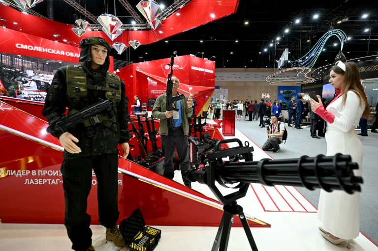 Une exposition d'armes au Forum économique international de Saint-Pétersbourg (SPIEF), le 3 juin 2026 en Russie