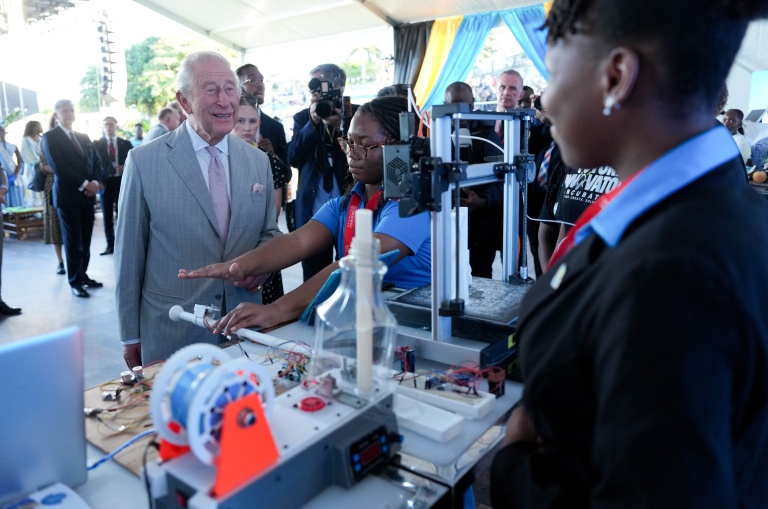 Charles III rencontre des jeunes à Nassau, aux Bahamas, le 27 octobre 2026