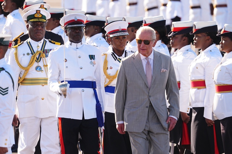 Le roi Charles III accueilli par une garde d'honneur à son arrivée à l'aéroport international Lynden Pindling, le 27 octobre 2026 à Nassau, aux Bahamas