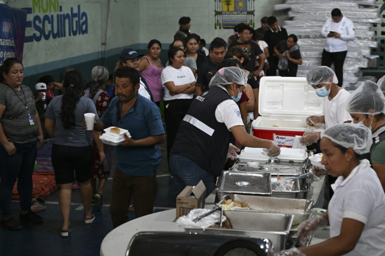 Des personnes évacuées reçoivent de la nourriture dans un centre d'accueil après avoir fui leur village à la suite de l'éruption du volcan de  Fuego à Escuintla, au Guatemala, le 4 août 2026