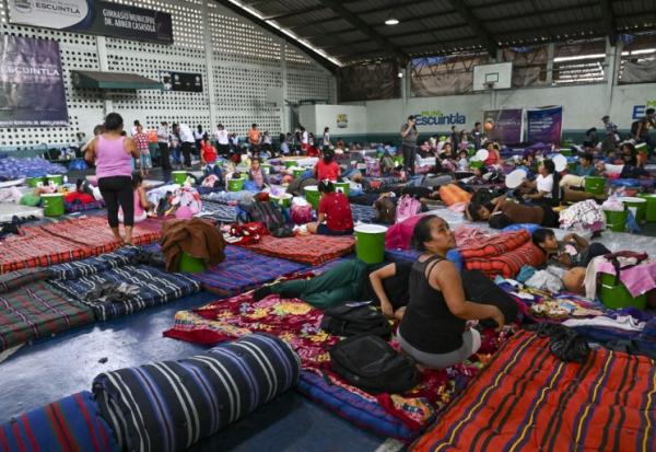 Des personnes évacuées se reposent dans un centre d'accueil après avoir fui leur village à la suite de l'éruption du volcan de Fuego à Escuintla, au Guatemala, le 4 août 2026