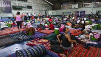 Des personnes évacuées se reposent dans un centre d'accueil après avoir fui leur village à la suite de l'éruption du volcan de Fuego à Escuintla, au Guatemala, le 4 août 2026