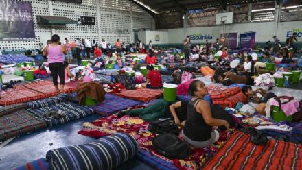 Des personnes évacuées se reposent dans un centre d'accueil après avoir fui leur village à la suite de l'éruption du volcan de Fuego à Escuintla, au Guatemala, le 4 août 2026