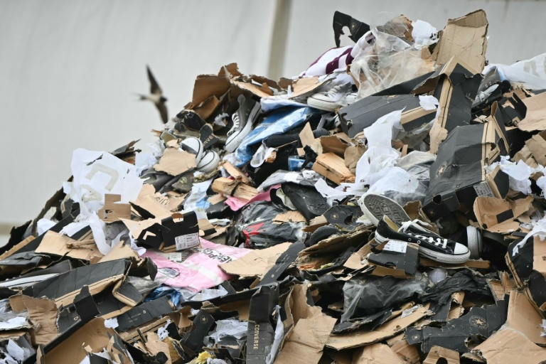 Des chaussures de contrefaçon durant leur destruction au Havre, le 3 juin 2026, en Seine-Maritime