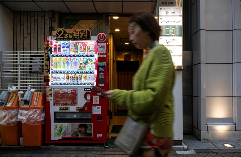 Une femme passe devant un distributeur automatique, le 7 avril 2026 à Tokyo 