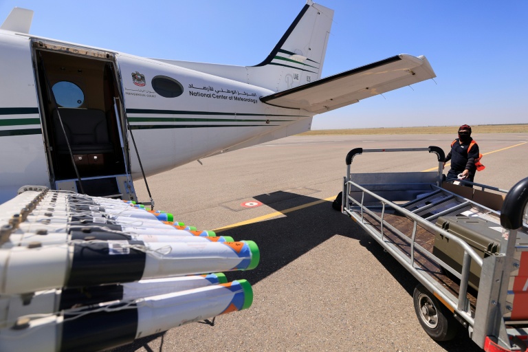 Préparation d'un appareil pour chasser les nuages et déclencher la pluie, sur la piste d'un aéroport au Turkistan, dans le sud du Kazakhstan, le 10 juillet 2026 