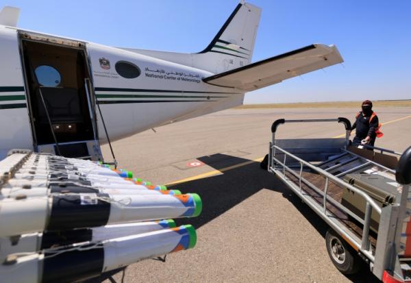 Préparation d'un appareil pour chasser les nuages et déclencher la pluie, sur la piste d'un aéroport au Turkistan, dans le sud du Kazakhstan, le 10 juillet 2026 