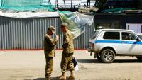 Des soldats devant le bâtiment calciné d'un restaurant après une explosion de gaz survenue en février, le 27 mai 2026 à Chtchoutchinsk, au Kazakhstan