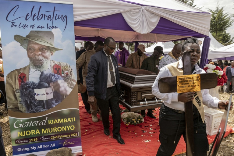 Des proches portent le cercueil de Christopher Njora Muronyo, un des 