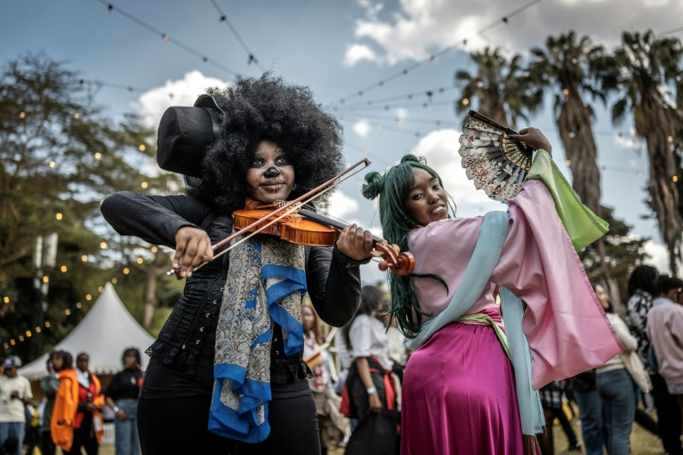 Des cosplayer posent le 22 août 2026 à Nairobi durant la convention Otamatsuri consacrée à la culture des mangas et animes japonais