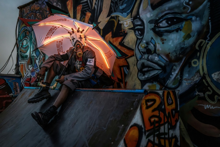 Julius Mokaya, cosplayer de 34 ans, pose le 13 août 2026 à Nairobi pour ses réseaux sociaux, déguisé en Enjin, un personnage de manga