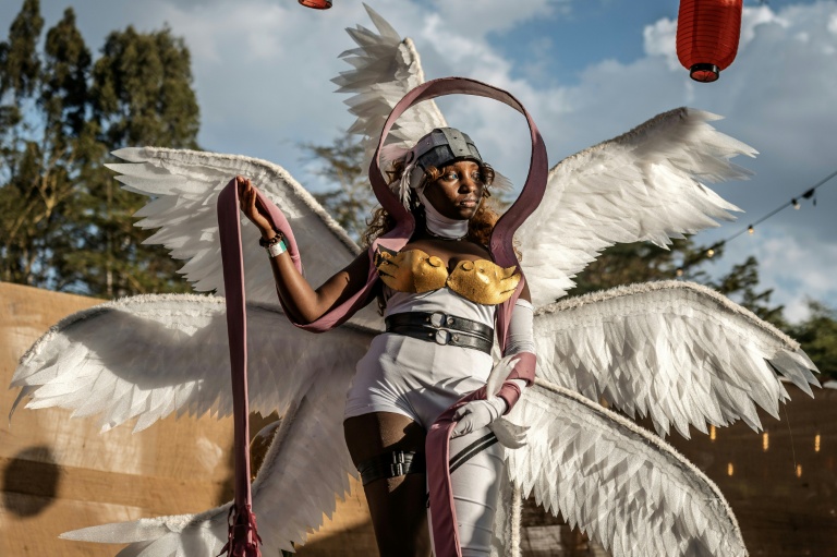 Yvonne Chockey, cosplayer kényane de 24 ans, pose le 22 août 2026 à Nairobi dans son costume d'Angewomon, personnage d'une franchise japonaise