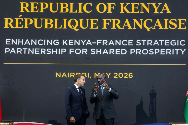 Le président français Emmanuel Macron (à gauche) et le président kényan William Ruto (à droite) s'entretiennent lors de la signature d'accords bilatéraux à la résidence présidentielle kényane, le 10 mai 2026 à Nairobi