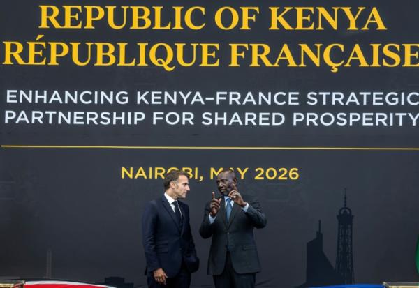 Le président français Emmanuel Macron (à gauche) et le président kényan William Ruto (à droite) s'entretiennent lors de la signature d'accords bilatéraux à la résidence présidentielle kényane, le 10 mai 2026 à Nairobi