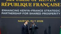 Le président français Emmanuel Macron (à gauche) et le président kényan William Ruto (à droite) s'entretiennent lors de la signature d'accords bilatéraux à la résidence présidentielle kényane, le 10 mai 2026 à Nairobi