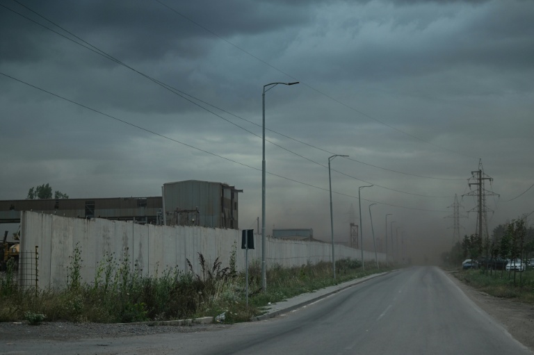 De la poussière au-dessus d'une route à Obilic, près d'une centrale thermique au charbon, le 12 juillet 2026 au Kosovo