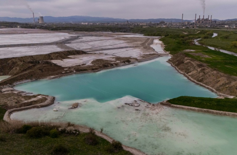 Un bassin rempli d'eau mêlée à des cendres de charbon près de la centrale thermique au charbon, à Obilic, au Kosovo, le 10 avril 2026