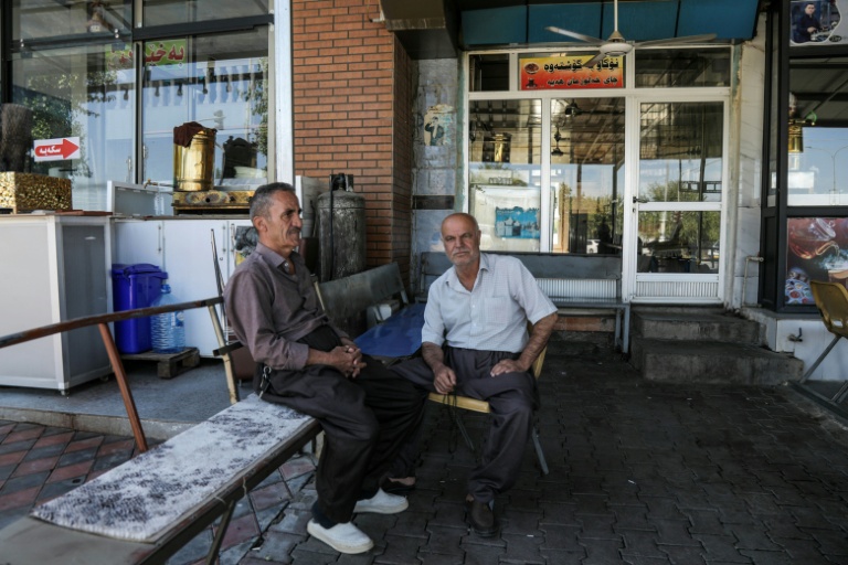 Hadi Abdullah (G) et Ahmed Ali, des Kurdes irakiens, le 21 septembre 2026 dans le district de Penjwen, près de la frontière avec l'Iran, dans la région autonome du Kurdistan irakien