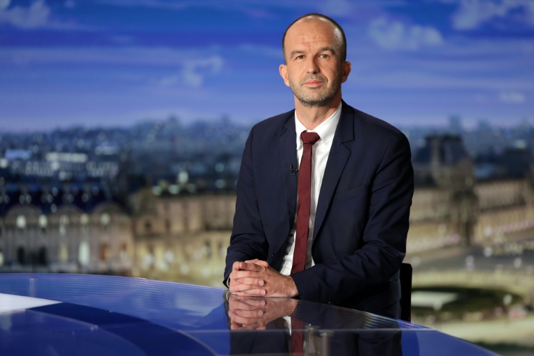 Le coordinateur de LFI, Manuel Bompard, pose sur le plateau de France2, le 16 mars 2026 à Paris 