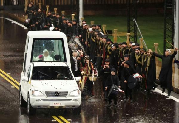 Une photo fournie par la présidence libanaise montre l'arrivée du pape Leo XIV au palais présidentiel, le 30 novembre 2025