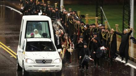 Une photo fournie par la présidence libanaise montre l'arrivée du pape Leo XIV au palais présidentiel, le 30 novembre 2025