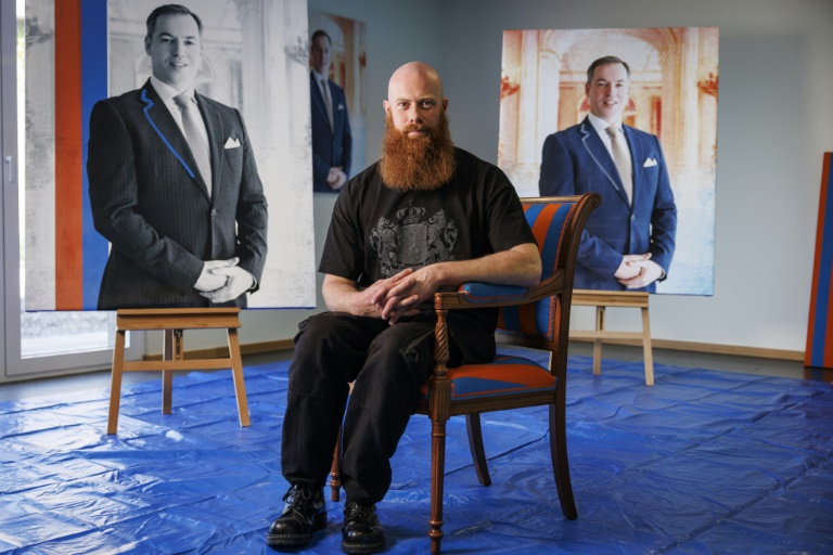 L'artiste de pop art Jacques Schneider devant ses portraits du Grand-Duc héritier Guillaume, le 18 septembre 2025 à Berchem, au Luxembourg 