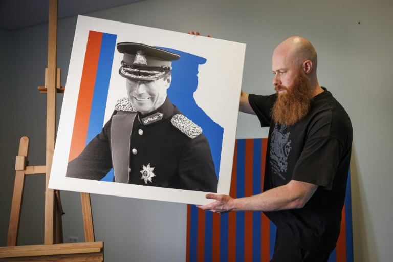L'artiste de pop art Jacques Schneider montre un portrait du Grand-Duc Henri en uniforme, à Berchem, le 18 septembre 2025 au Luxembourg