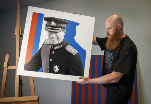 L'artiste de pop art Jacques Schneider montre un portrait du Grand-Duc Henri en uniforme, à Berchem, le 18 septembre 2025 au Luxembourg